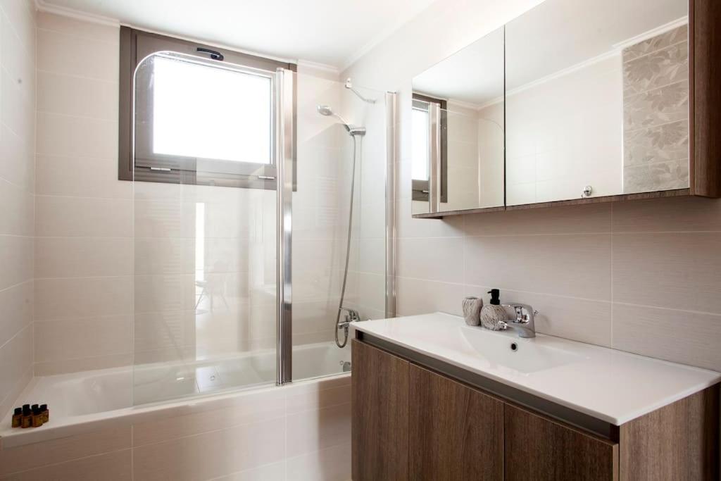 Minimal Loft Art with Sea View Over Heraklion Harbour - 15