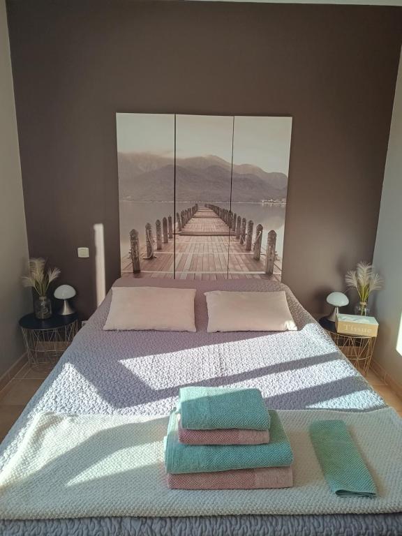 Schlafzimmer mit einem Bett und Blick auf einen Pier in der Unterkunft chambre d'hôtes chaleureuse en Drôme Provençale in Valréas