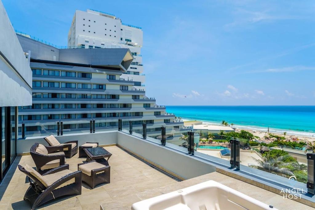 Blick auf den Strand vom Balkon eines Hotels in der Unterkunft Fabulous Oceanview Suite with Private Jacuzzi plus Access to Beach&Pools in Cancún