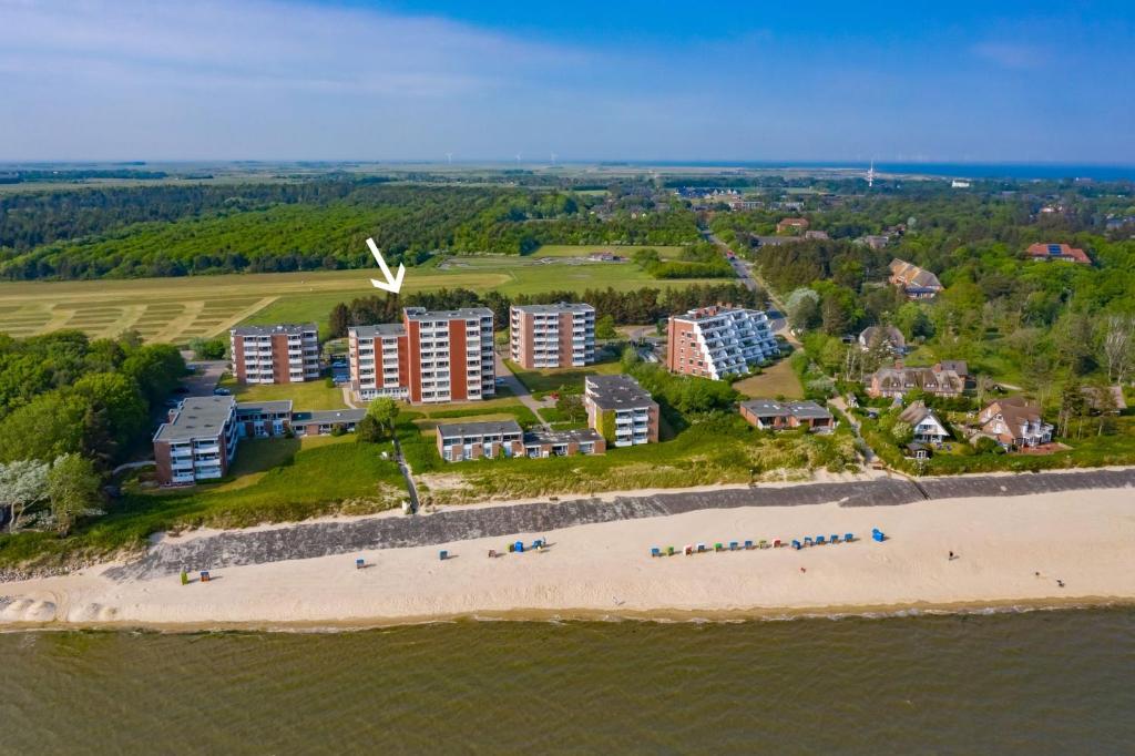 - une vue aérienne sur la plage et les bâtiments dans l'établissement Uthlande-Strandhafer, à Wyk auf Föhr