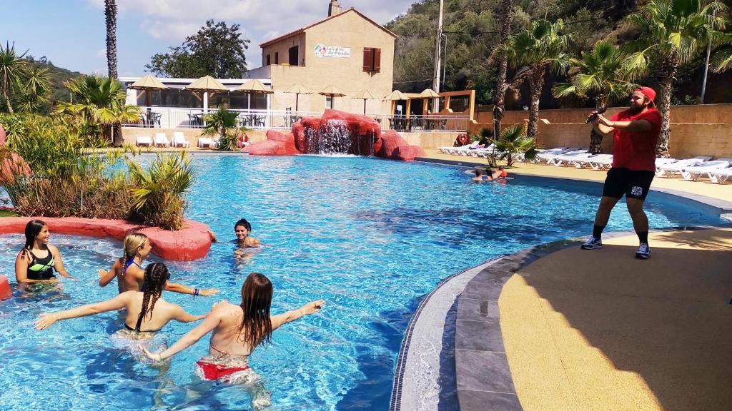 Bazén v ubytování Camping Vallée du Paradis nebo v jeho okolí