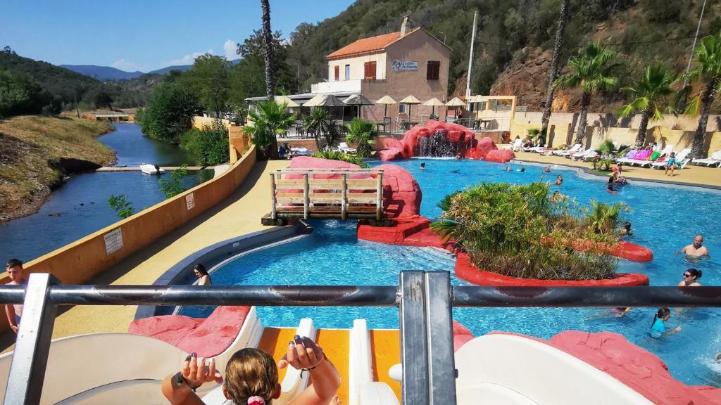 Bazén v ubytování Camping Vallée du Paradis nebo v jeho okolí