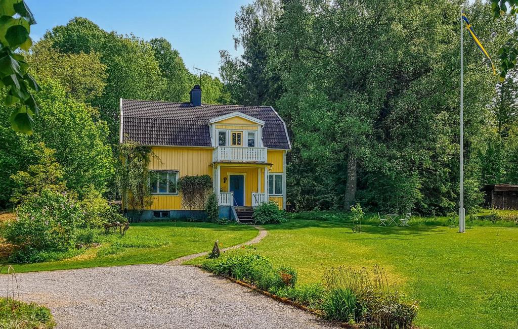 ムータラにある4 Bedroom Gorgeous Home In Motalaの庭の私道付黄色い家