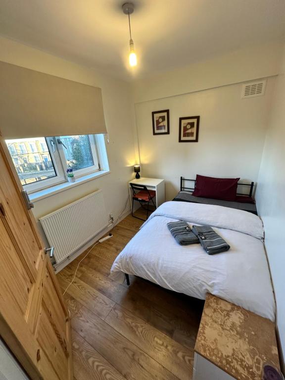 a bedroom with a bed and a window at Victoria Park House R1 in London