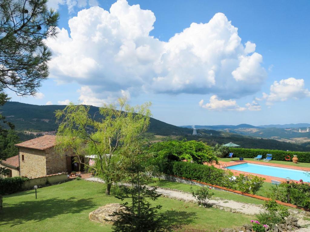 una villa con piscina e montagne sullo sfondo di Apartment Fienile by Interhome a Sasso Pisano