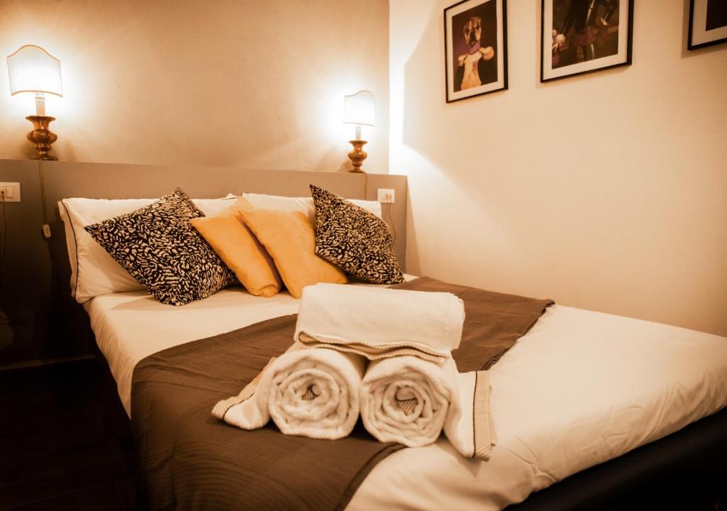 ein Schlafzimmer mit einem Bett mit Handtüchern darauf in der Unterkunft San Mammaso - Verona Center in Verona