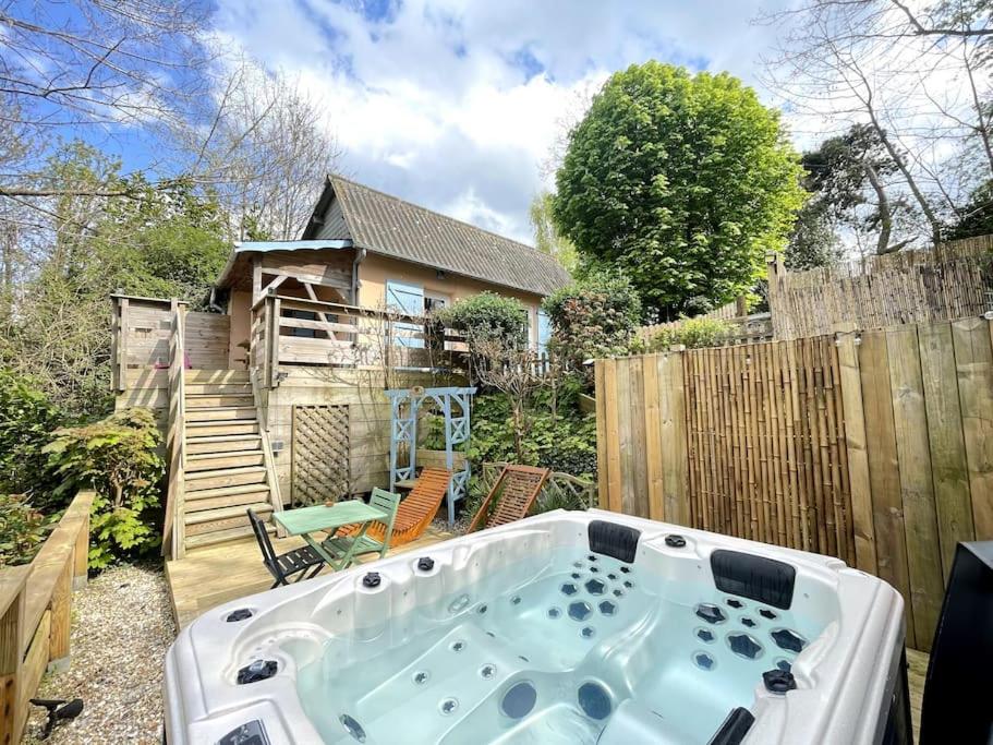 patio trasero con bañera de hidromasaje en Le Clos Marin cottage proche Deauville, en Cricquebœuf