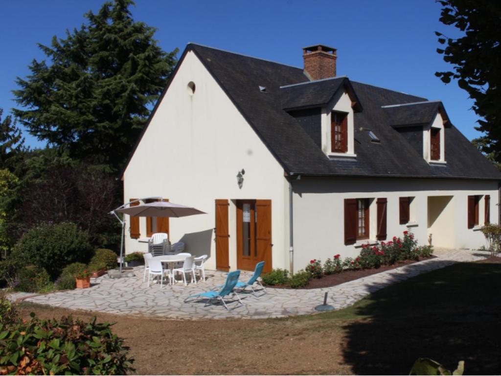 a white house with a table and chairs at Gîte Conflans-sur-Anille, 6 pièces, 11 personnes - FR-1-410-182 in Conflans-sur-Anille