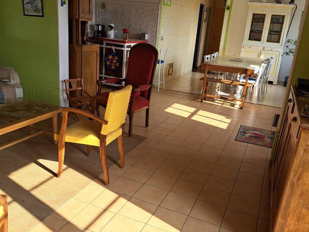 a kitchen and dining room with a table and chairs at Gîte Ruillé-sur-Loir, 4 pièces, 8 personnes - FR-1-410-134 in Ruillé-sur-Loir