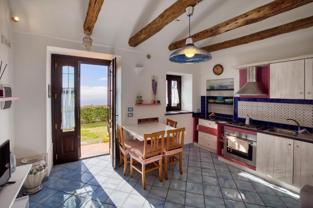 A kitchen or kitchenette at Il Giardino di Rosa