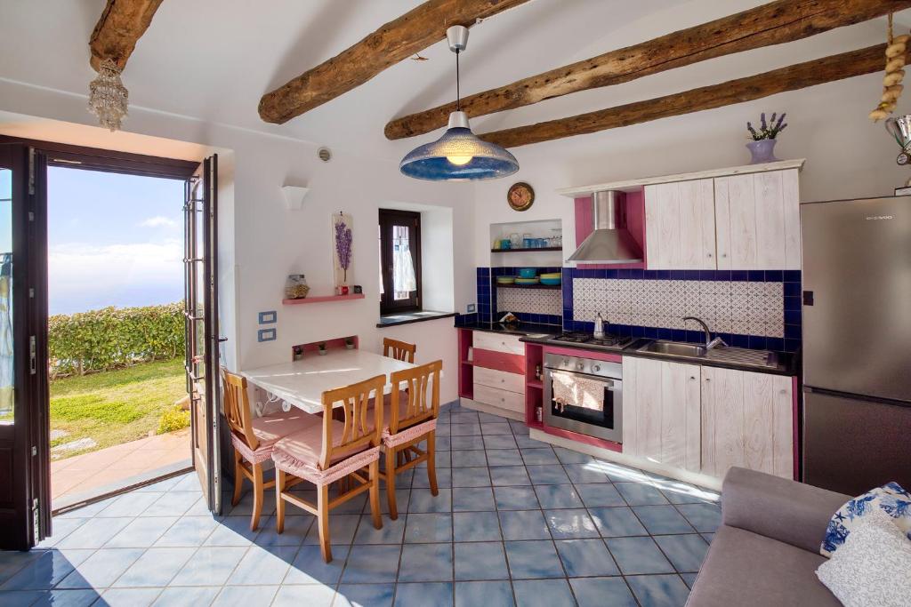 A kitchen or kitchenette at Il Giardino di Rosa
