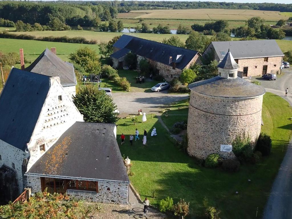 an aerial view of a church and a castle at Gîte Souvigné-sur-Sarthe, 3 pièces, 5 personnes - FR-1-410-191 in Souvigné-sur-Sarthe