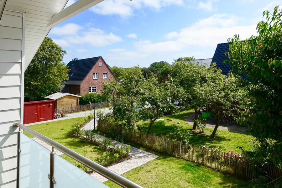 uma vista para um quintal a partir da varanda de uma casa em Wyker Loft em Wyk auf Föhr
