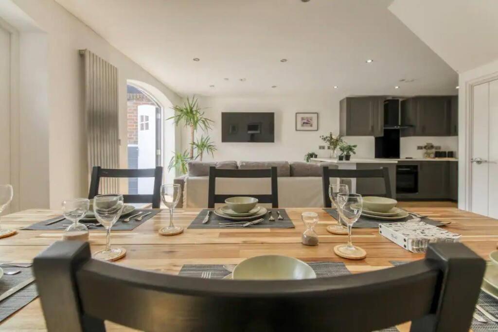 uma mesa de jantar com copos de vinho em cima em Stunning Two Bed House in City Centre, Southampton em Southampton