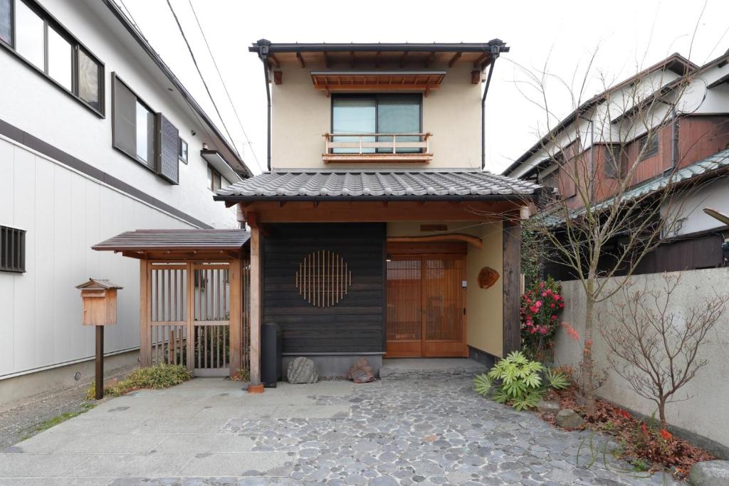 a house with a door and a cat sitting in front of it at Jakkoan - Vacation STAY 76612v in Kamakura