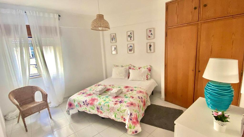 リスボンにあるChiado Appartment with Terrace 2のベッドルーム1室(ベッド1台、ランプ付きテーブル付)