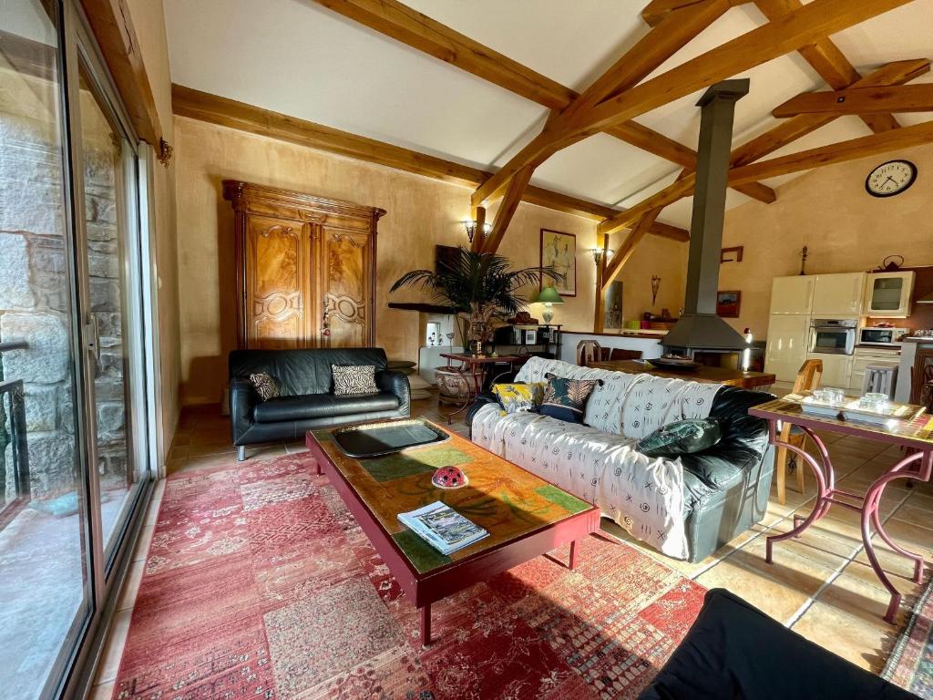 Kuchyňa alebo kuchynka v ubytovaní Gîte familial avec terrasse panoramique et cheminée, idéal pour randonnées près de Retournac - FR-1-582-355