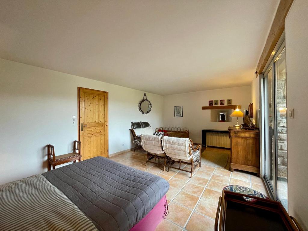 Posteľ alebo postele v izbe v ubytovaní Gîte familial avec terrasse panoramique et cheminée, idéal pour randonnées près de Retournac - FR-1-582-355