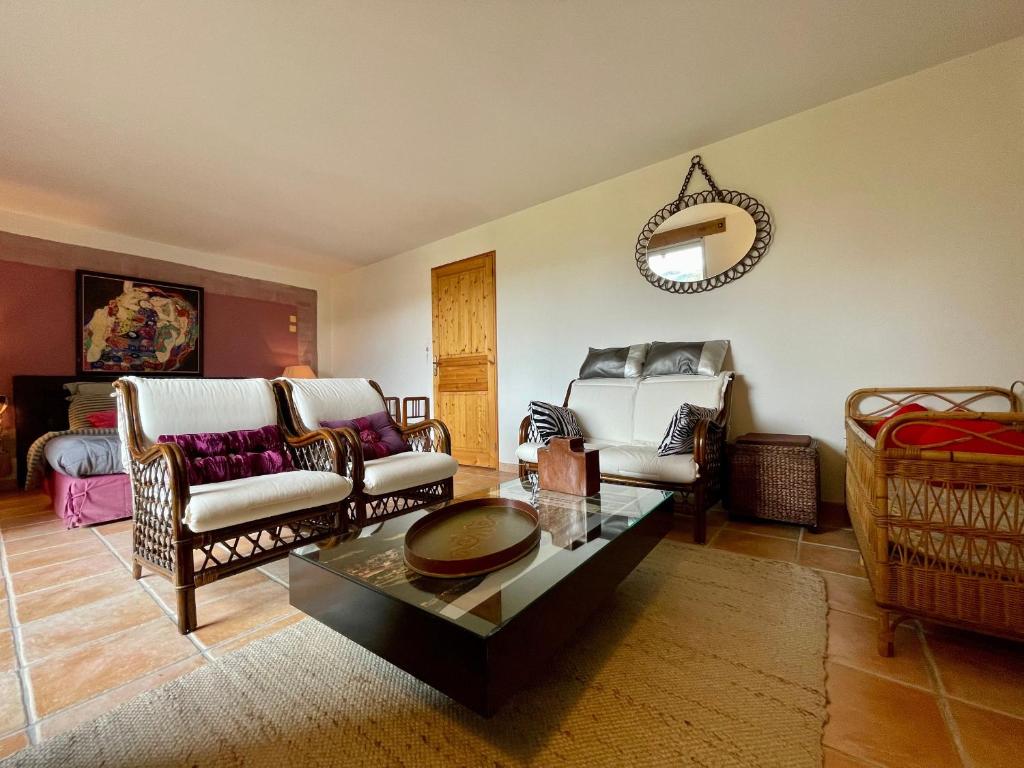 Posedenie v ubytovaní Gîte familial avec terrasse panoramique et cheminée, idéal pour randonnées près de Retournac - FR-1-582-355