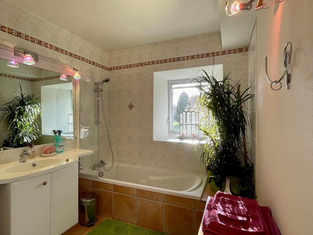 Kúpeľňa v ubytovaní Gîte familial avec terrasse panoramique et cheminée, idéal pour randonnées près de Retournac - FR-1-582-355