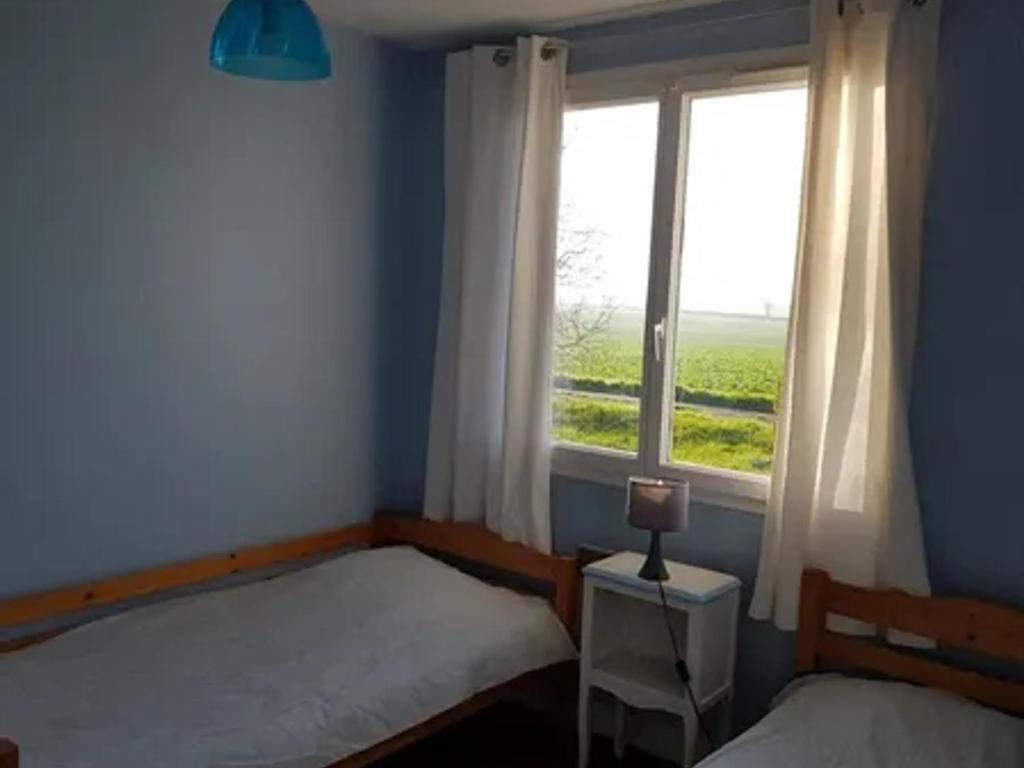 Posteľ alebo postele v izbe v ubytovaní Charmant Gîte Familial avec Grand Jardin et Confort Moderne à Bengy-sur-Craon - FR-1-586-33