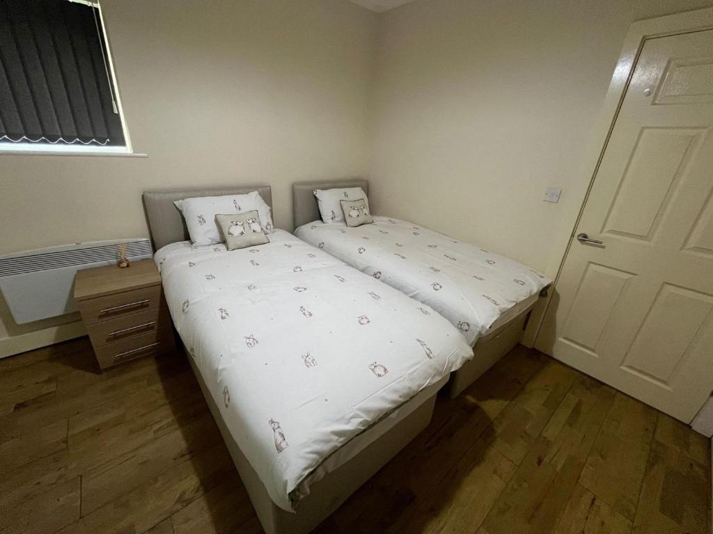 een kleine slaapkamer met een bed en een deur bij 1 Bedroom Flat with Parking in Leicester