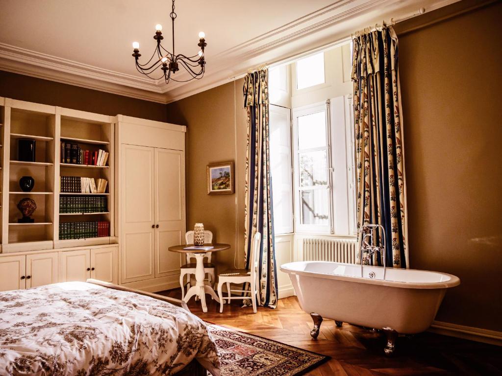 Łóżko lub łóżka w pokoju w obiekcie Grand Château Renaissance avec Parc, Piscine et Activités, Rénové en 2023 - FR-1-410-389