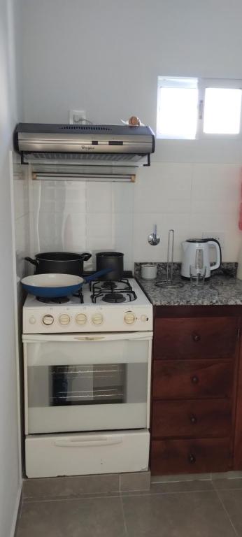 een keuken met een fornuis met een pan erop bij Los alamos in San Miguel del Monte
