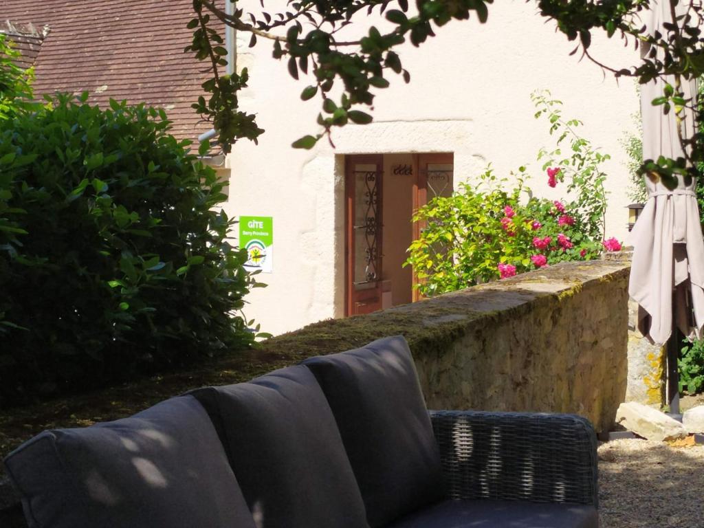 um sofá sentado em frente a uma casa em Gîte Bruère-Allichamps, 4 pièces, 6 personnes - FR-1-586-38 em Bruère-Allichamps
