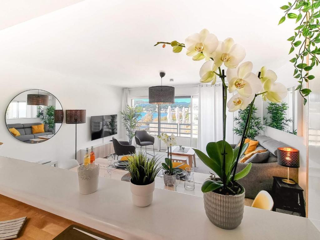 un salon avec une table avec des plantes dessus dans l'établissement Le Coucher de Soleil, à La Seyne-sur-Mer