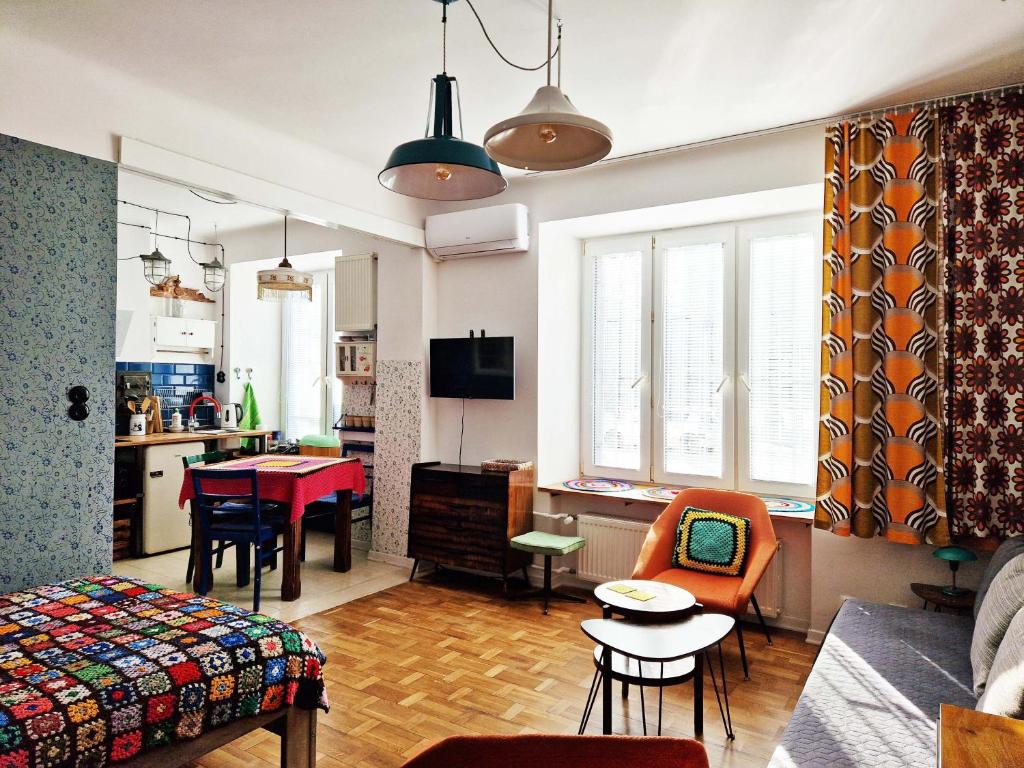 un soggiorno con un divano e un tavolo di STUDIO KLIMAT PRAGA a Varsavia
