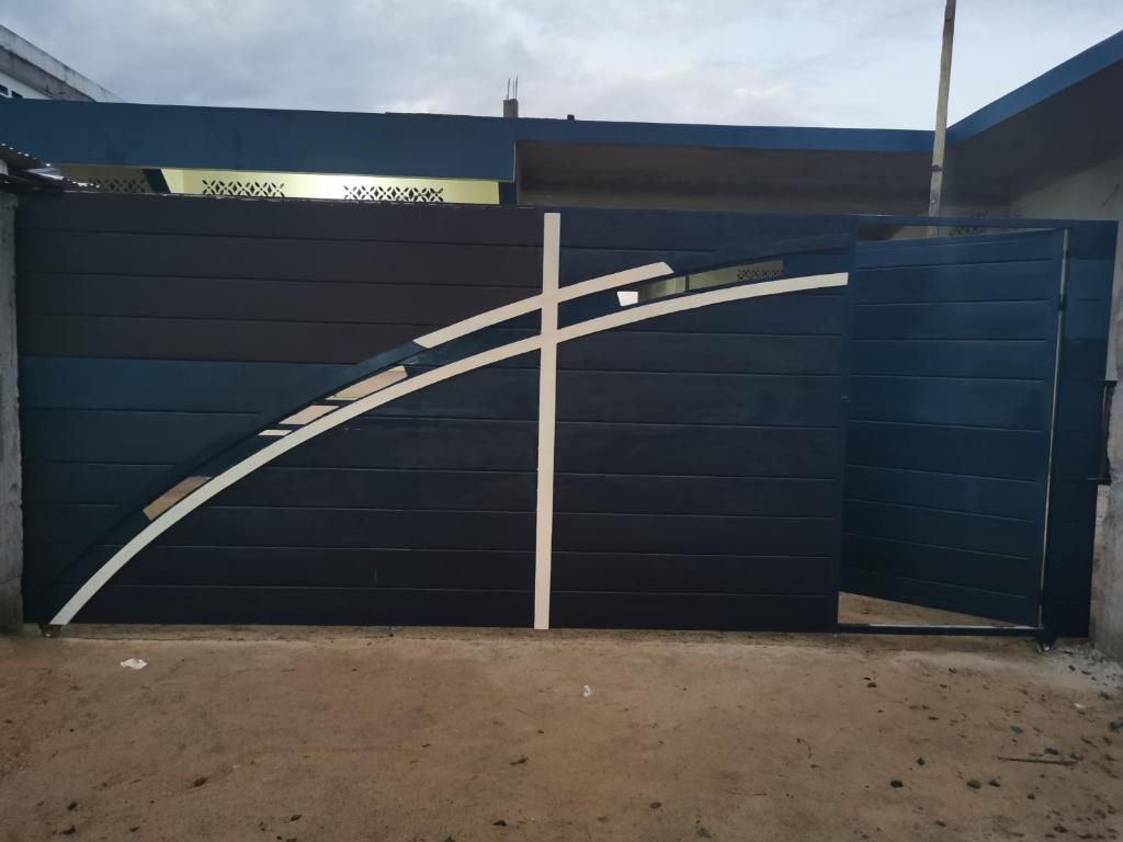 een blauwe garagedeur met een wit kruis erop bij PROSPERITY in Sambava