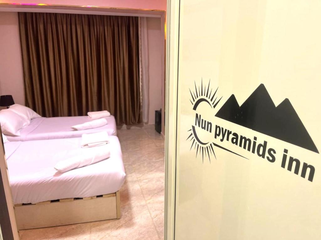 Postel nebo postele na pokoji v ubytování Pyramids Nun INN