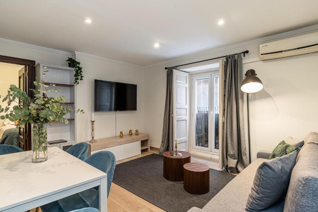 BNBHolder Step to SOL - Two-Bedroom Apartment
