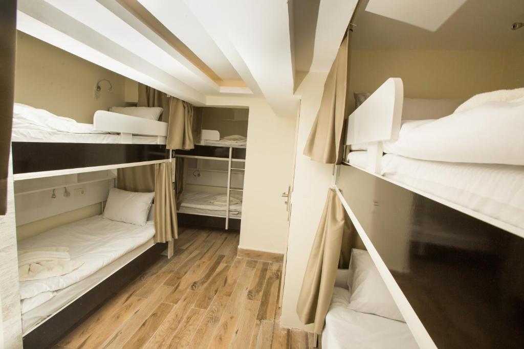 イスタンブールにあるOLD CITY HOSTELのウッドフロアの客室で、二段ベッド3組が備わります。