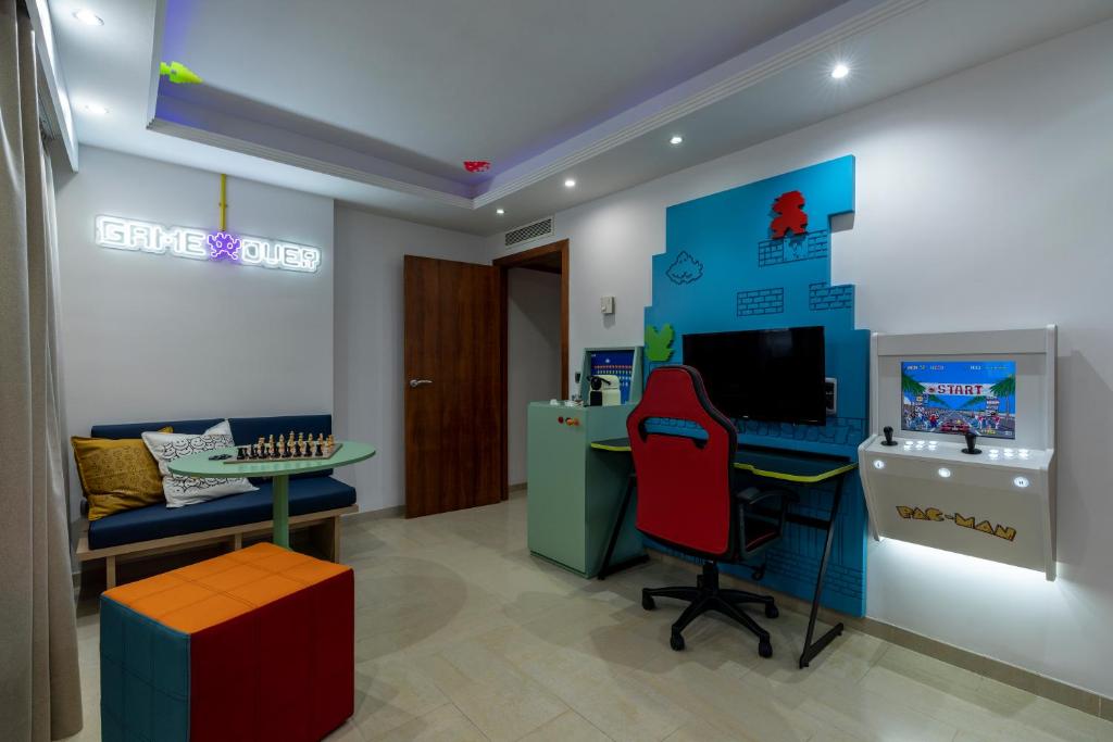 a office with a desk and a computer in a room at Hotel Magic Games 4 in Oropesa del Mar