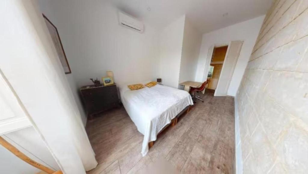 Postel nebo postele na pokoji v ubytování Double bedroom in St Julians in shared house