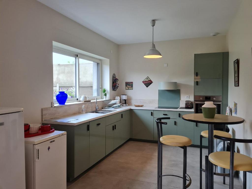 A kitchen or kitchenette at Gîte Mardié, 3 pièces, 4 personnes - FR-1-590-132