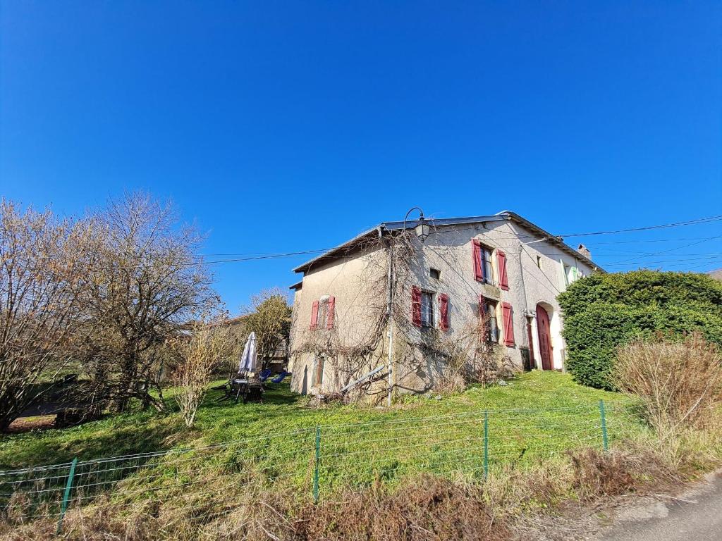 ein altes Haus am Straßenrand in der Unterkunft Gîte Pulney, 3 pièces, 5 personnes - FR-1-584-32 