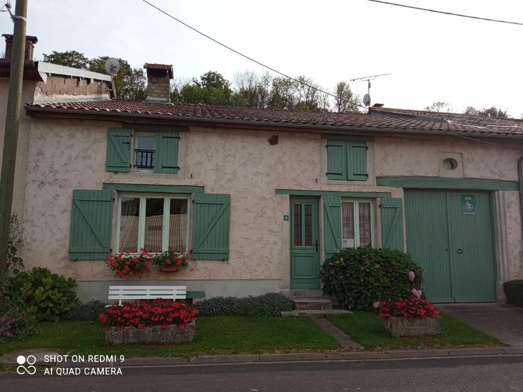 una casa con persianas verdes y un banco delante en Gîte Reffroy, 4 pièces, 6 personnes - FR-1-585-69 