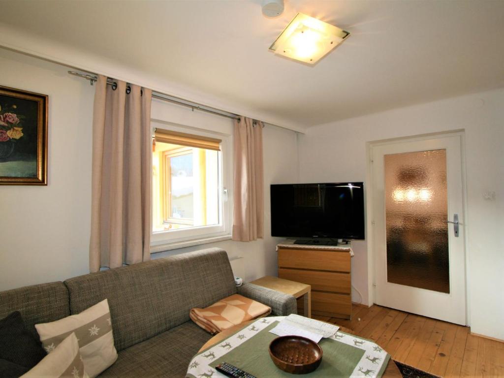 sala de estar con sofá y TV en Apartment Wollbell by Interhome, 