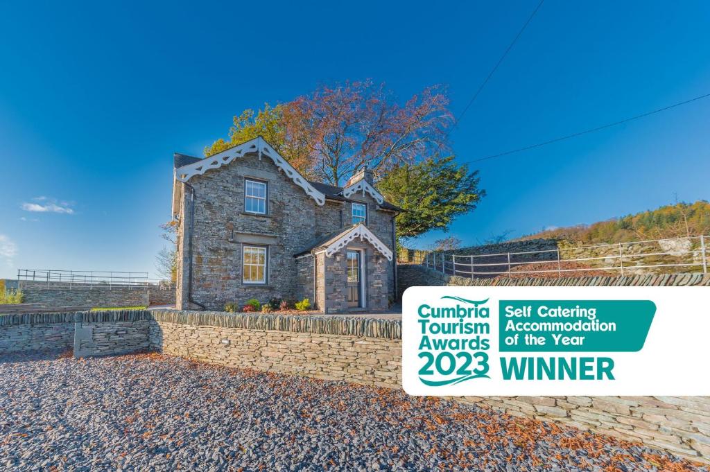 Un certificat, premiu, logo sau alt document afișat la Cragg Cottage, award-winning Lake District home near Coniston