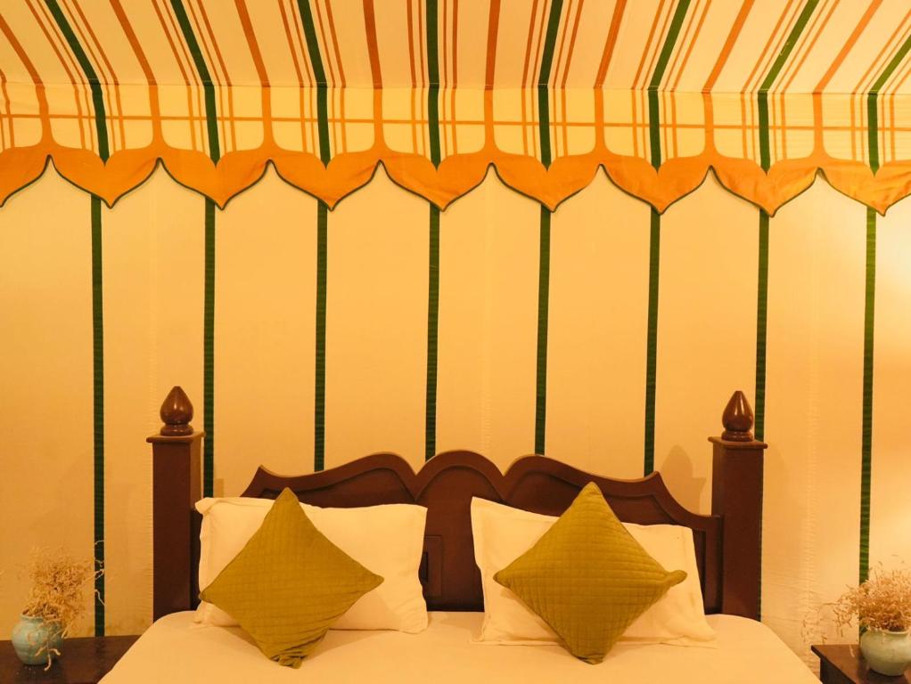 Postel nebo postele na pokoji v ubytování Venture Desert Camp Jaisalmer