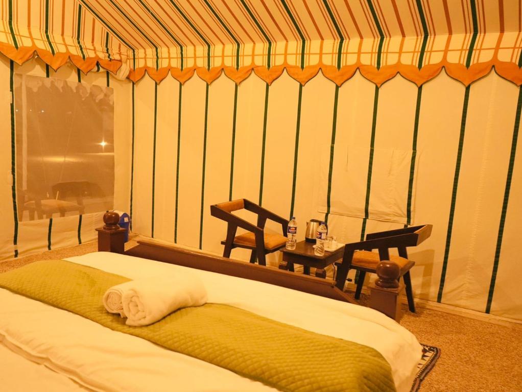 Postel nebo postele na pokoji v ubytování Venture Desert Camp Jaisalmer