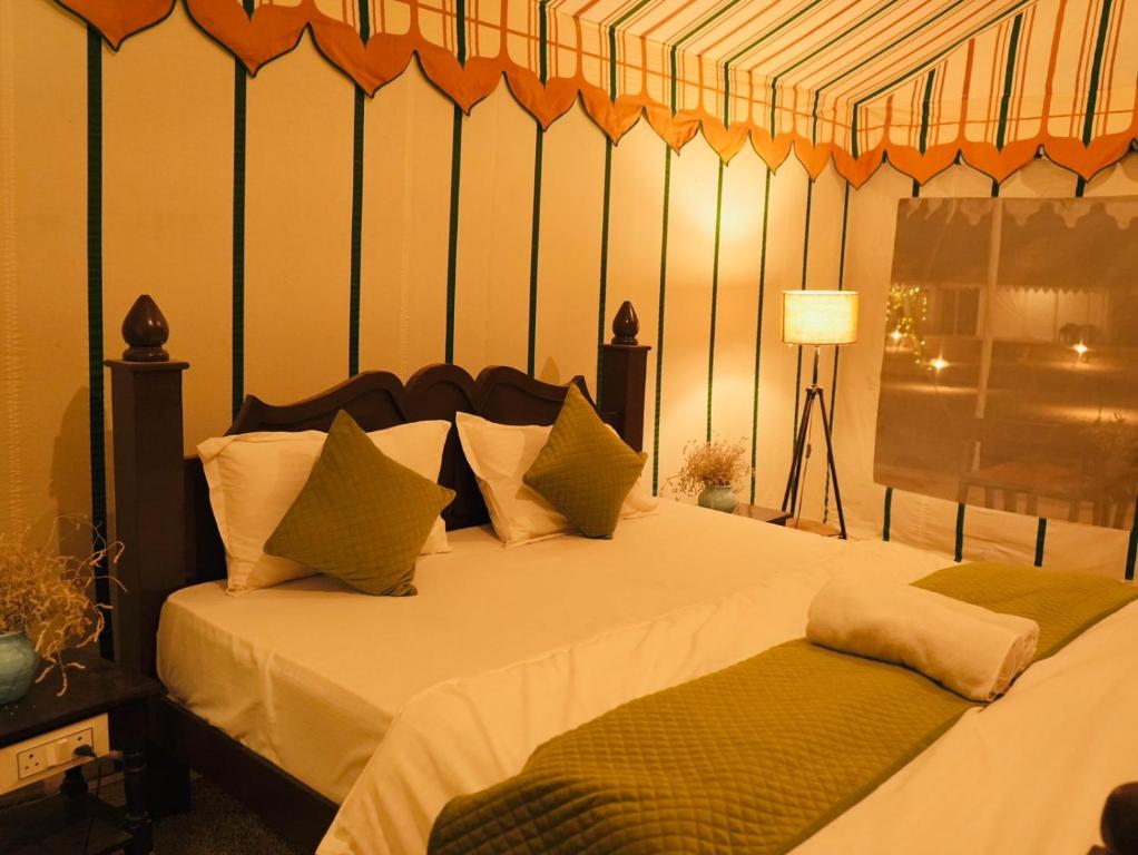 Postel nebo postele na pokoji v ubytování Venture Desert Camp Jaisalmer
