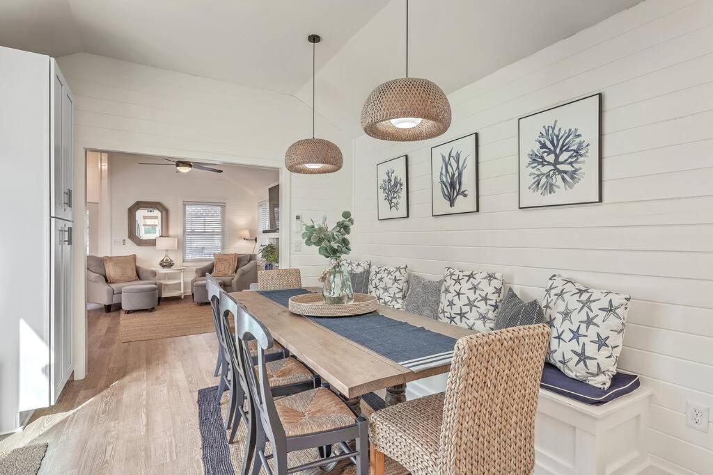 New Listing! Pelican Bay 14 -Luxury Home at Beach! في جزيرة النخيل: غرفة طعام وغرفة معيشة مع طاولة وكراسي