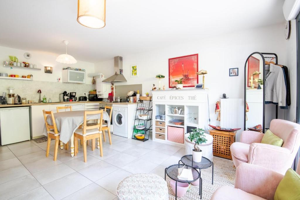 une cuisine et un salon avec une table et des chaises dans l'établissement Le tranquille au coeur de la ville, à Tours