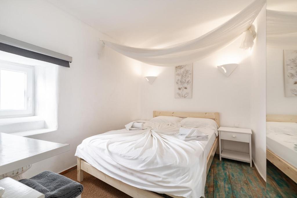 Łóżko lub łóżka w pokoju w obiekcie ELPIS MYKONOS APARTMENTS - Mykonos Town Delos Port
