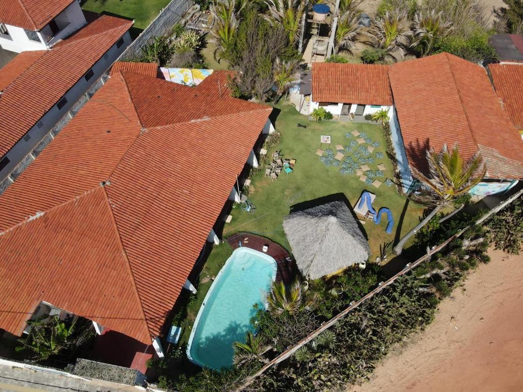eine Luftaufnahme eines Hauses mit Swimmingpool in der Unterkunft Portal Vida casa na Taiba - de frente ao mar - piscina - lagoa do kite in São Gonçalo do Amarante