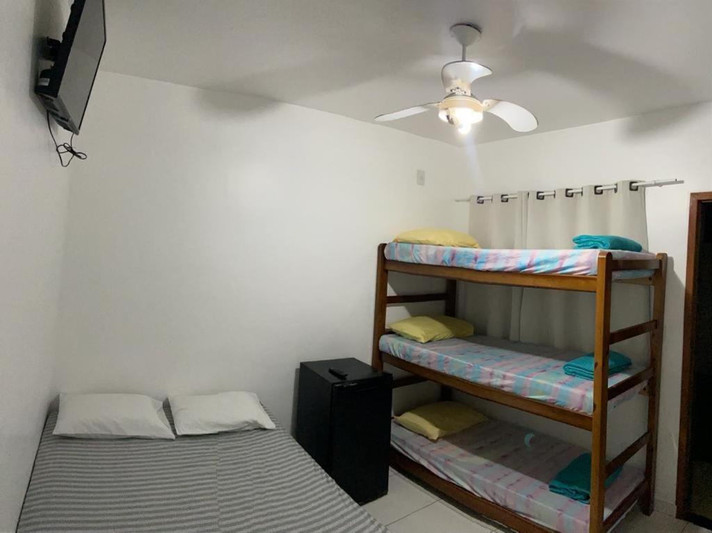 Camera con 2 Letti a Castello e un soffitto di Oceano Suítes ad Arraial do Cabo